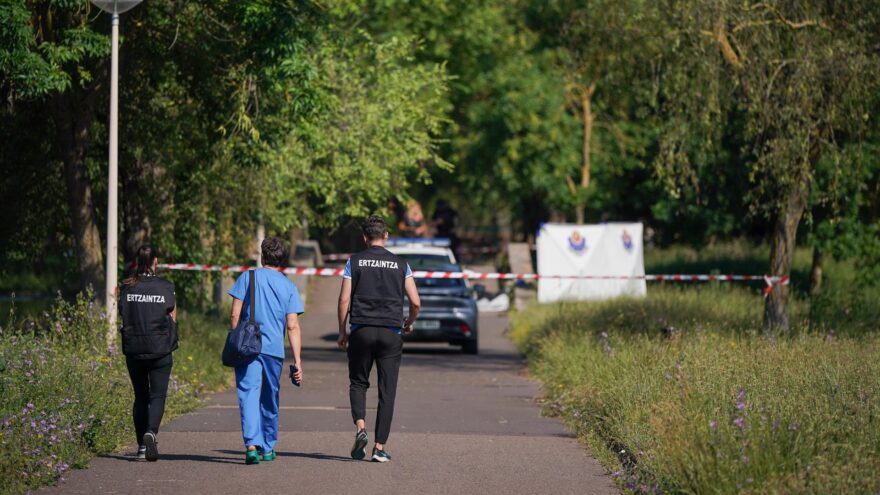 La Ertzaintza no aprecia indicios de criminalidad en el cuerpo sin vida del estanque de Vitoria