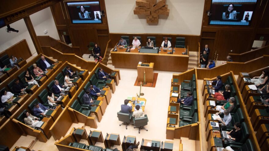 El Parlamento Vasco pide avanzar en la «dignificación» de las víctimas del franquismo