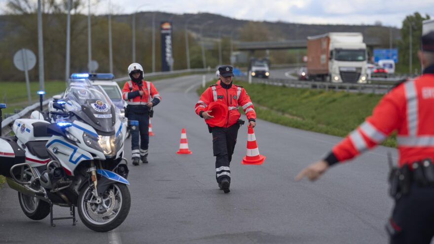 Fallece un conductor tras volcar su vehículo en la N-622 a la altura de Zuia