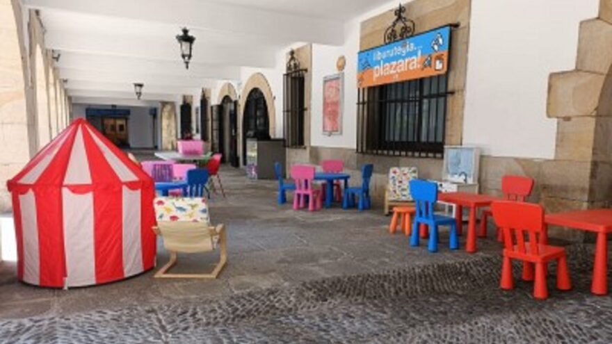 La Casa de Cultura de Gernika-Lumo saca los libros a la plaza para leer al aire libre