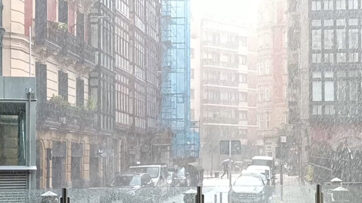 Euskadi activa el aviso amarillo por tormentas y lluvias intensas esta tarde