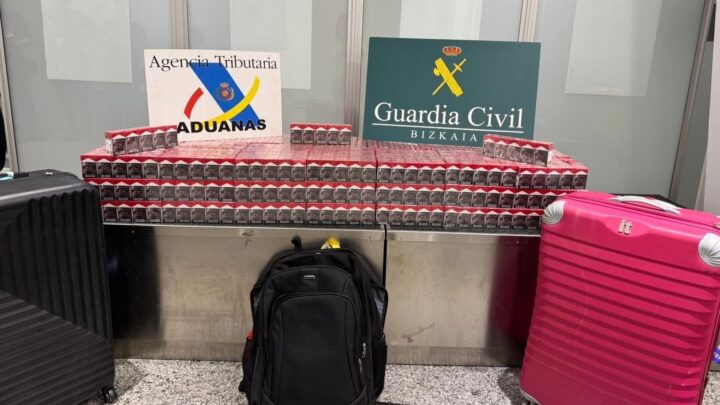 Detenido en el aeropuerto de Bilbao con 2.550 cajetillas de tabaco de contrabando