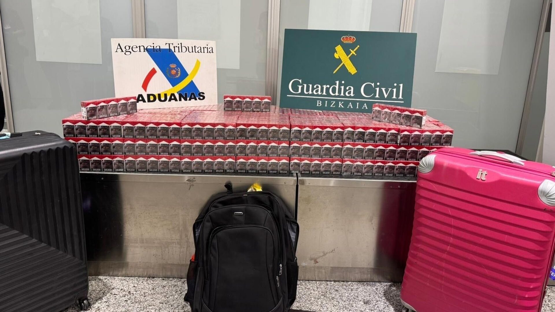 Detenida en el aeropuerto de Bilbao por transportar 4.050 cajetillas de tabaco de contrabando