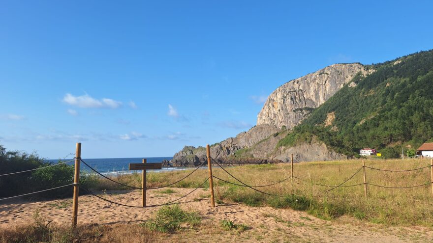 Laga y Ogoño, encuentro eterno entre mar y roca