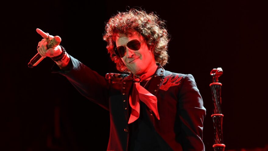 Bunbury estalla contra el público por estar «grabando todo el puto concierto»
