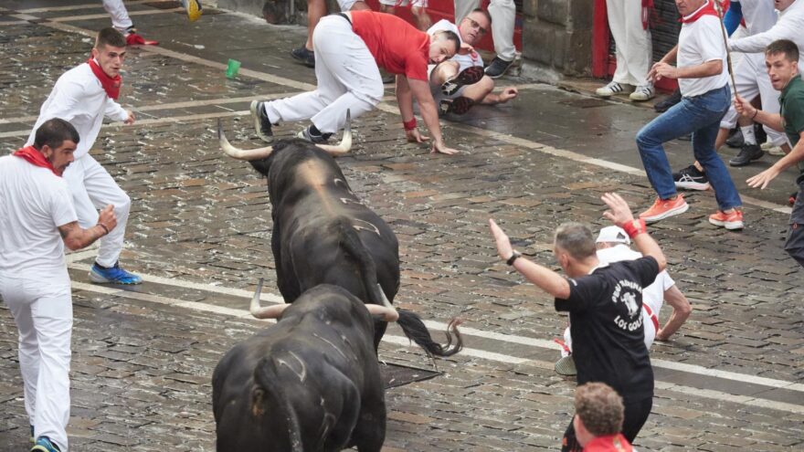 Peligroso y accidentado primer encierro de San Fermín 2025 sin heridos por asta