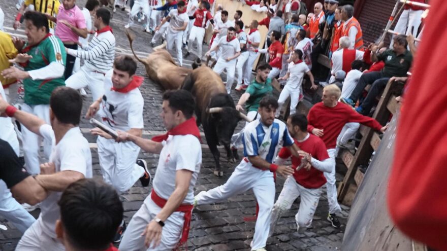 Los toros de Álvaro Núñez protagonizan un veloz tercer encierro, con múltiples caídas y un herido por asta