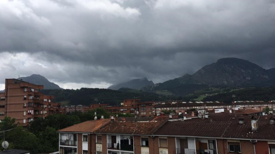 Lluvias débiles y descenso de temperaturas este lunes en Euskadi