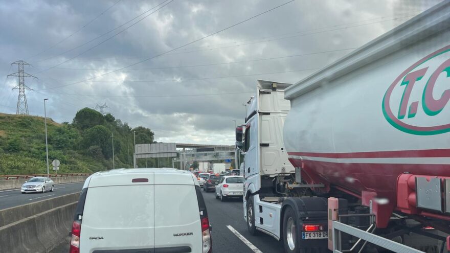 Retenciones y accidentes complican el tráfico en Bizkaia