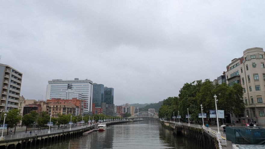 Nubes, lluvia ocasional y temperaturas en descenso este lunes en Euskadi