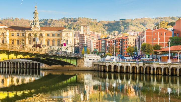 Asociaciones vecinales de Bilbao piden «alternativas públicas dignas» para el calor que se espera el viernes