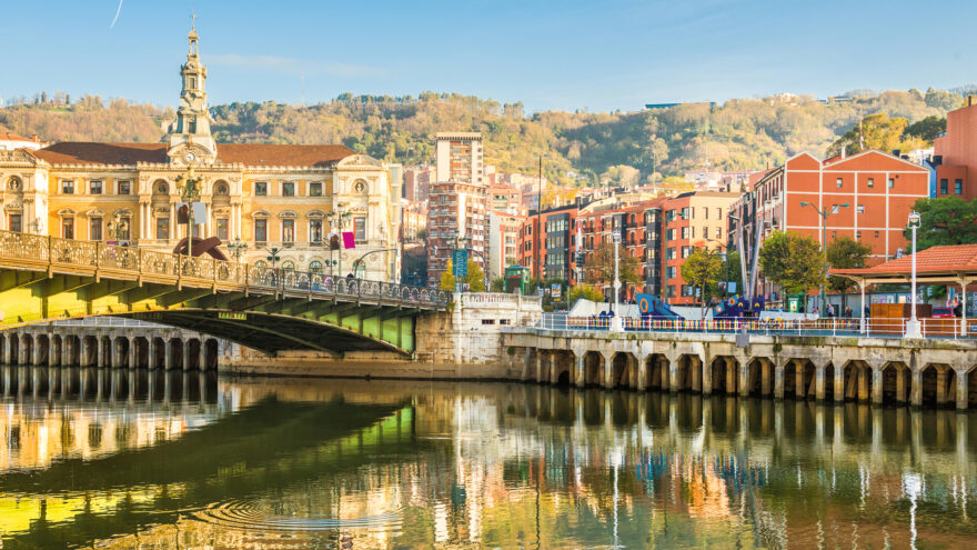 Asociaciones vecinales de Bilbao piden «alternativas públicas dignas» para el calor que se espera el viernes