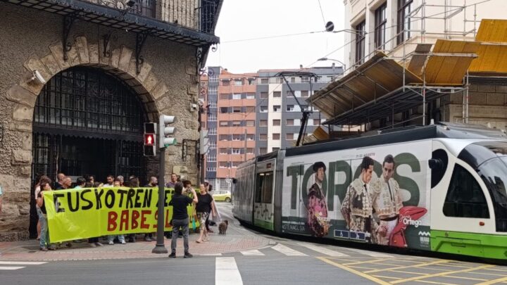 Trabajadores del tranvía protestan por la presencia de publicidad taurina en los convoyes