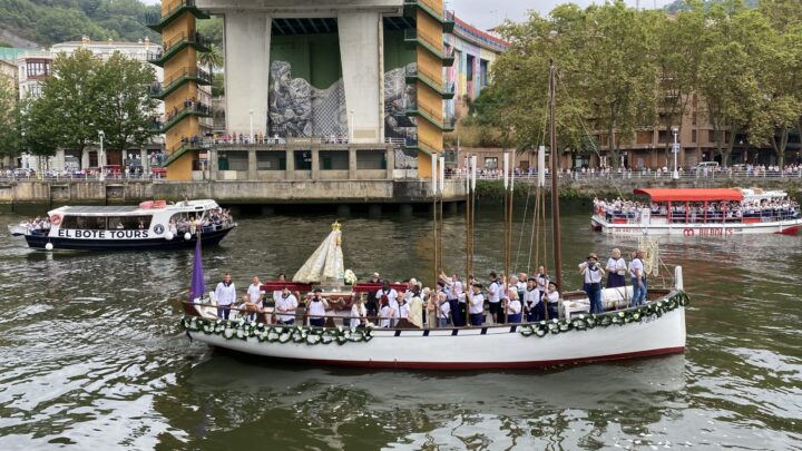 Bilbao se rinde al paso de la Amatxu de Begoña Peregrina