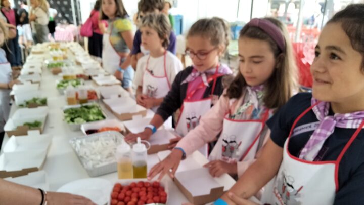 Taller de ensalada para los más txikis de la casa: «La lechuga no es que me guste mucho…»