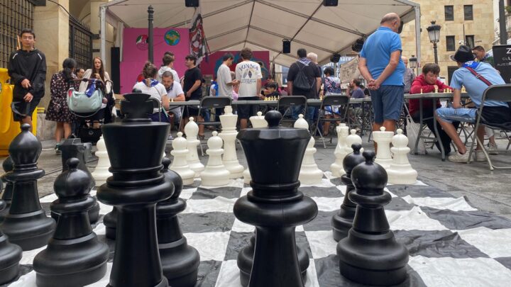 Tintigorri anima la fiesta… ¡con el ajedrez!: «Yo juego rápido, no dejar pensar al oponente»