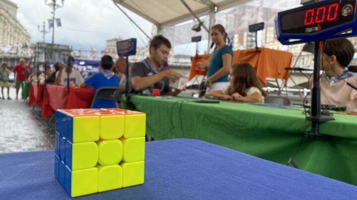 Bromas, piques y tiempos de vértigo en el I Campeonato de Rubik de Aste Nagusia: “Lo importante es participar…”