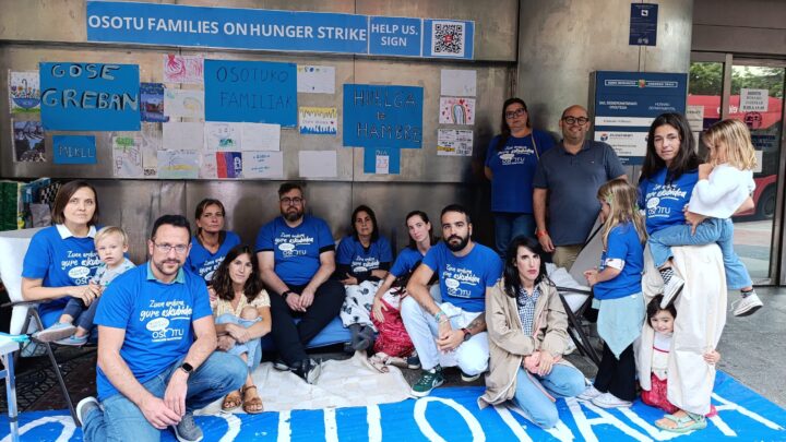 Familias de OSOTU acampan en Bilbao: ‘No imaginamos un futuro sin este colegio’»