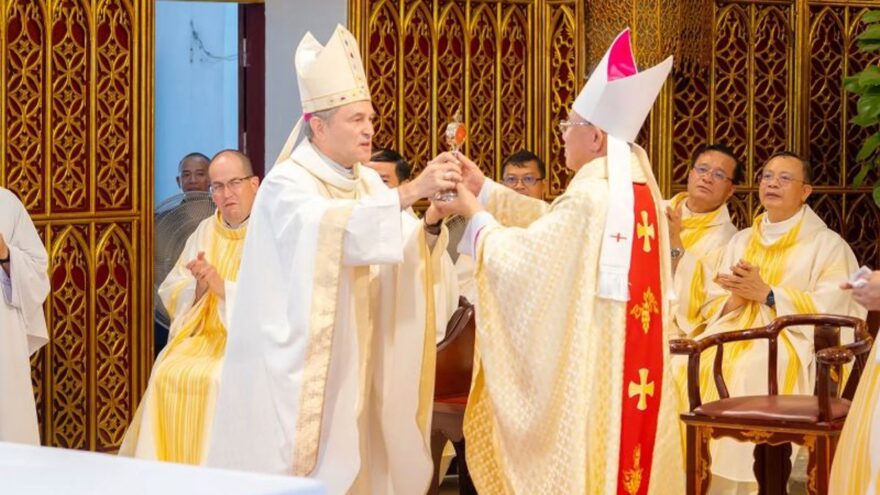 El obispo de Bilbao dona la reliquia de San Valentín de Berriotxoa a una parroquia de Vietnam
