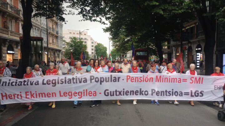 Pensionistas reclaman equiparar la pensión al SMI a la espera de la luz verde del Gobierno Vasco: «Están mareando la perdiz»