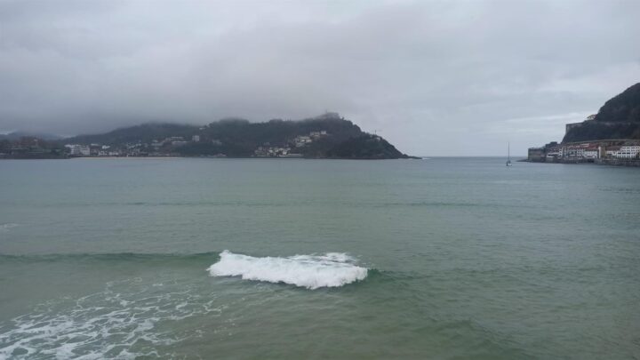 Se prolonga hasta este martes el aviso en la costa vasca por olas de hasta 3 metros