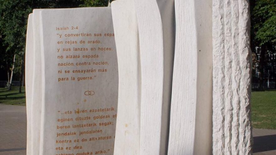 «Genocidas» y «Hamas mátalos»: pintadas sobre la obra en memoria de la comunidad judía en Vitoria-Gasteiz