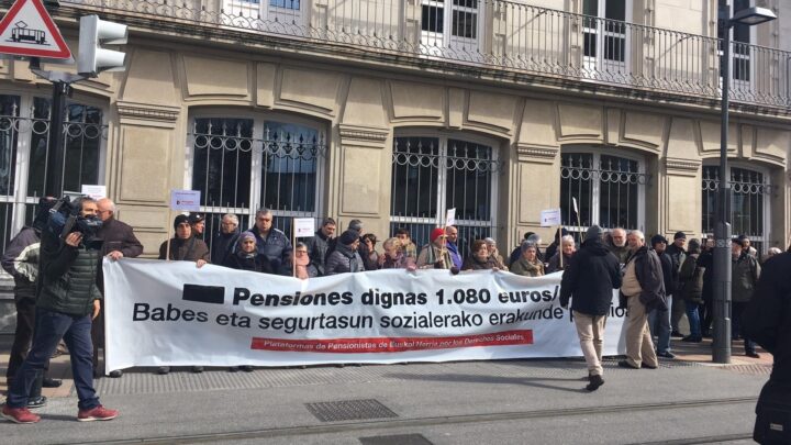 Sindicatos y pensionistas se concentran frente al Parlamento Vasco