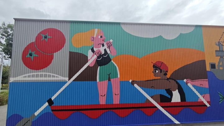 La artista Bea Aparicio realiza el nuevo mural de la fachada del pabellón municipal de remo en Bilbao