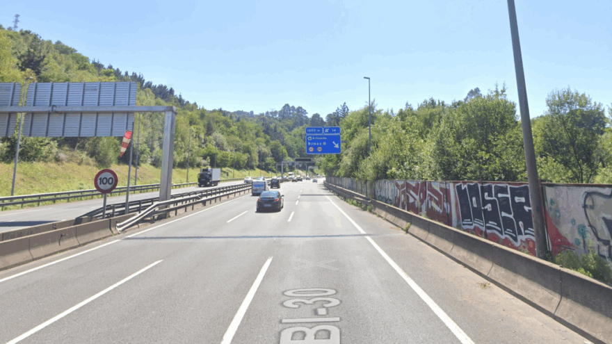 Tres personas heridas en una colisión en el corredor del Txorierri, ayer por la tarde