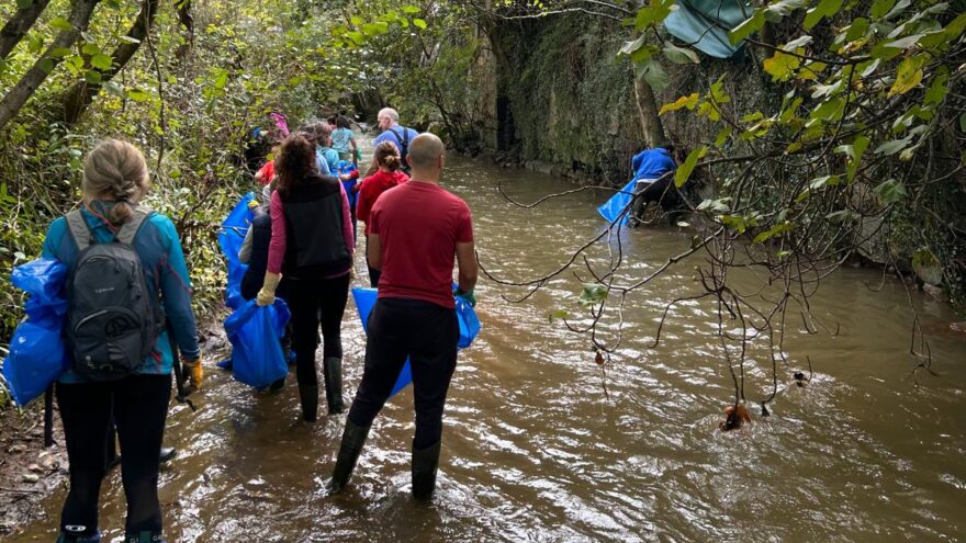 Elorrio limpia el río Zumelegi con la ayuda de la ciudadanía