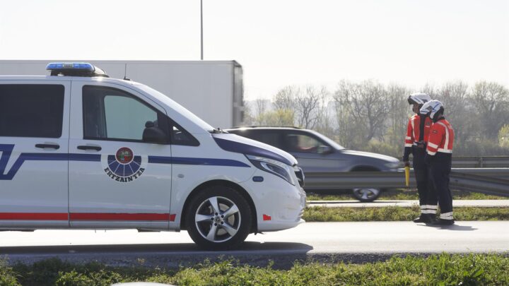 Fallece una persona al caer su coche desde un desnivel sobre la AP-68
