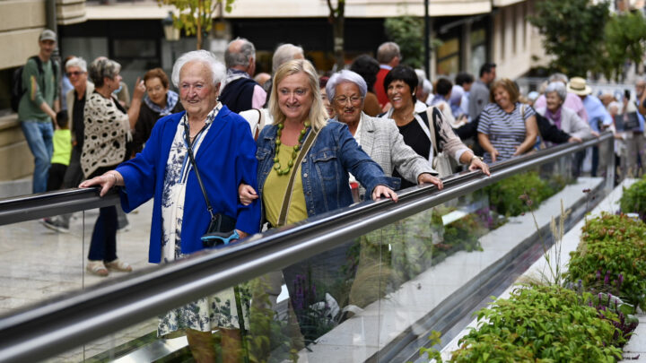Gernika-Lumo disfruta de la rampa mecánica de San Juan que conecta el centro de salud