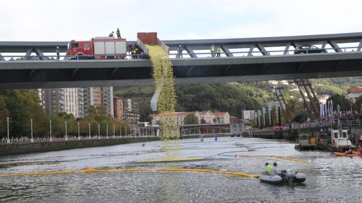 25.000 biopatos vuelven a llenar la ría de Bilbao en la Estropatada solidaria de WOP
