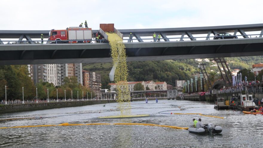 25.000 biopatos vuelven a llenar la ría de Bilbao en la Estropatada solidaria de WOP