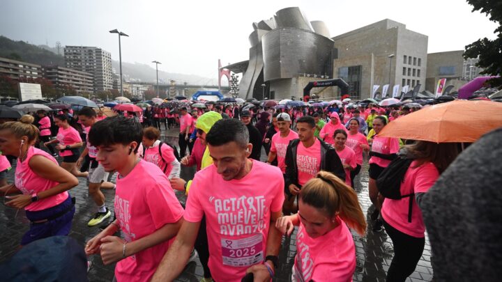Más de 10.000 personas tiñen Bilbao de rosa en la carrera solidaria contra el cáncer de mama