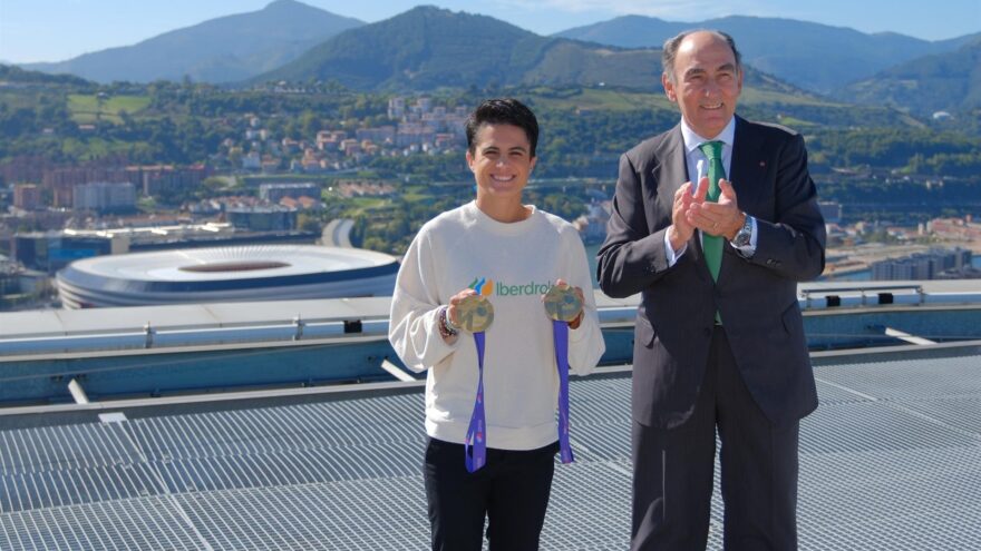 Ignacio Galán recibe a María Pérez en Torre Iberdrola tras sus dos oros en el Mundial de Tokio