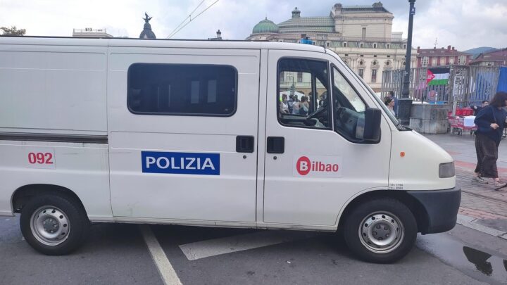 Operación policial contra la venta ambulante ilegal en Bilbao La Vieja