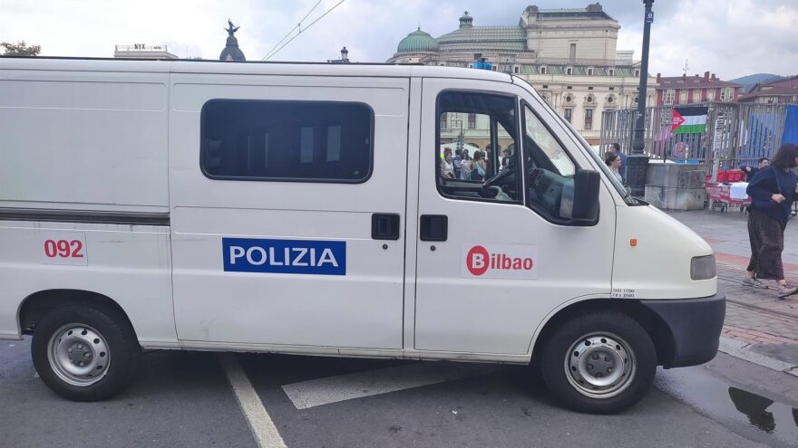 Operación policial contra la venta ambulante ilegal en Bilbao La Vieja