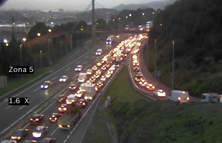 Accidente múltiple en el Txorierri provoca grandes retenciones en hora punta
