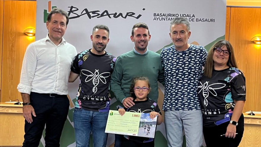Yeray González culmina su reto solidario ’12 Maratones por CTNNB1′ en Basauri