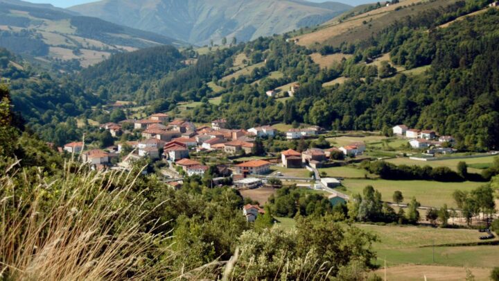 ¿El pueblo más pequeño de Bizkaia? Tiene historia, encanto… ¡y se recorre en 15 minutos!