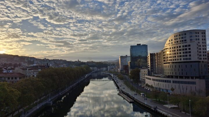 Bilbao amanece con el reflejo de la Ría