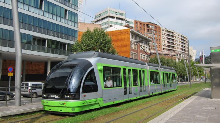 El tranvía finalizará su servicio el sábado a las cinco y media por la ‘Bilbao Night Running Fest’