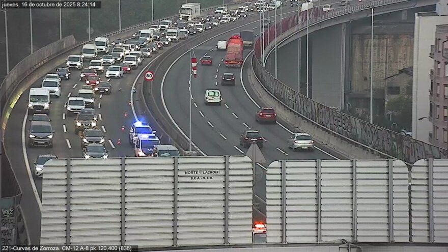 Retenciones en la A-8 en Bilbao por un accidente con un herido leve