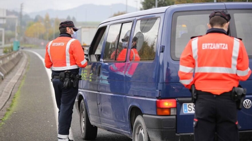 Un hombre agrede a su pareja y a un familiar en Muskiz, huye ebrio en su coche y sufre un accidente