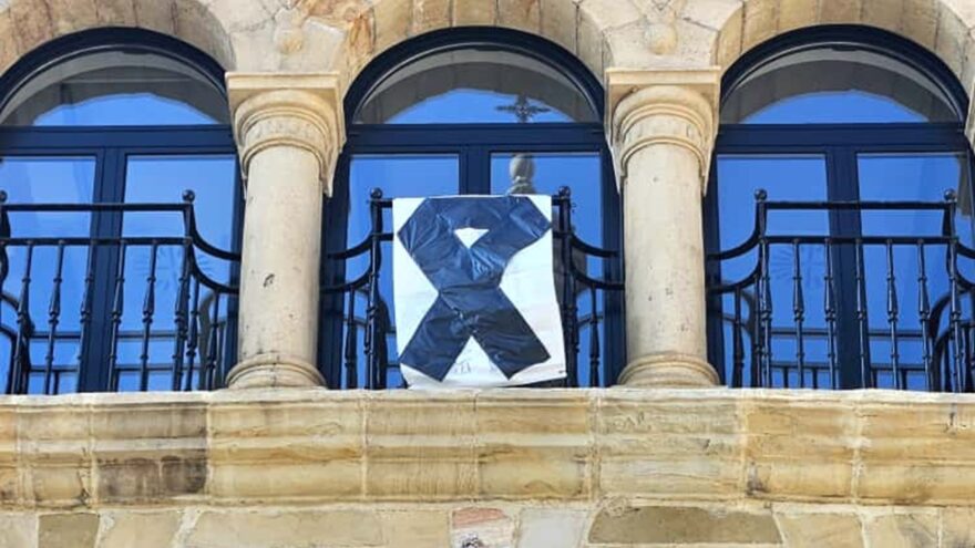 Bermeoko Udalak dolua eta elkartasuna adierazi ditu