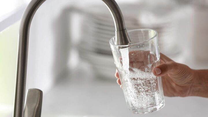 BulerIA: ¿El agua con sal hidrata más?