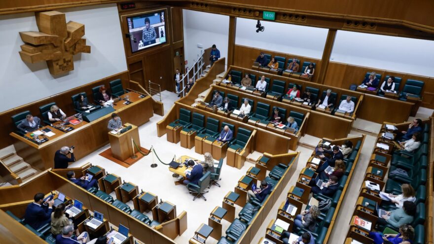 El Parlamento Vasco muestra su rechazo a la violencia machista tras el asesinato en Zarautz
