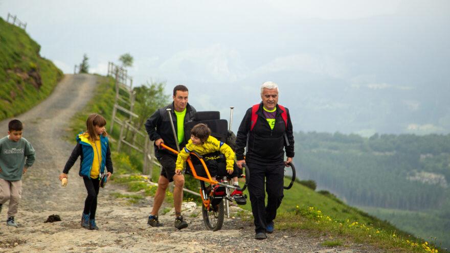 Galdakao Txirrindulari Elkartea entrega una silla de montaña adaptada por el V Reto Solidario Gela