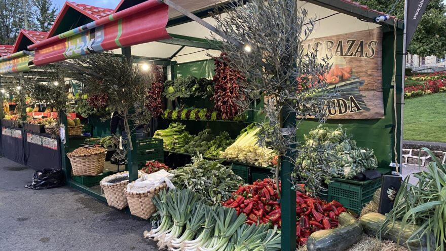 Gernika celebra su ‘Último Lunes’ con más de 300 puestos del mejor agro vasco